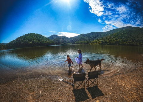Chế xe 16 chỗ thành nhà di động, đưa 2 con nhỏ đi khắp đó đây - Ảnh 7. Chế xe 16 chỗ thành nhà di động, đưa 2 con nhỏ đi khắp đó đây - Ảnh 7.