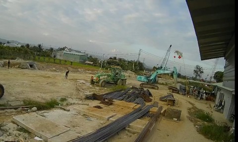 Điều tra vụ người đàn ông dùng xe cuốc băm bổ xe tải, ô tô tại công trường cao tốc - Ảnh 2. Điều tra vụ người đàn ông dùng xe cuốc băm bổ xe tải, ô tô tại công trường cao tốc - Ảnh 2.