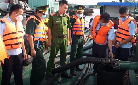 Phát hiện 500 tấn dầu không rõ nguồn gốc trên tàu có hầm bí mật - Ảnh 1. Phát hiện 500 tấn dầu không rõ nguồn gốc trên tàu có hầm bí mật - Ảnh 1.