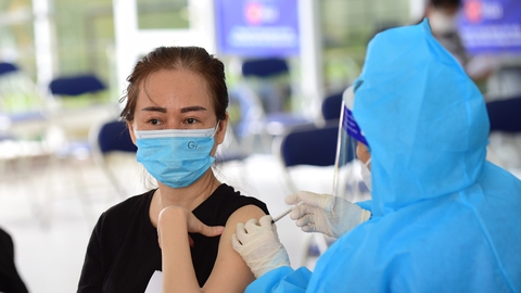 Từ chối tiêm vắc xin COVID-19, xử lý được không? - Ảnh 1. Từ chối tiêm vắc xin COVID-19, xử lý được không? - Ảnh 1.