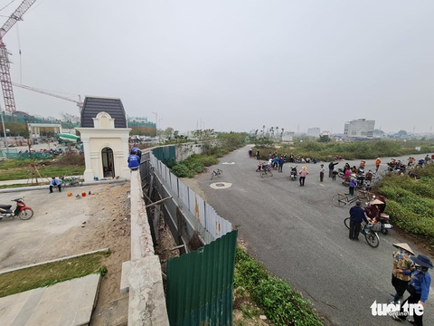 Vụ khu đô thị rào chắn đường dân ra đồng: chủ đầu tư cho dỡ tường rào bê tông - Ảnh 1. Vụ khu đô thị rào chắn đường dân ra đồng: chủ đầu tư cho dỡ tường rào bê tông - Ảnh 1.