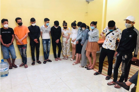 Tạm giữ 12 người liên quan vụ nổ súng giữa phố khiến 2 người bị thương - Ảnh 1. Tạm giữ 12 người liên quan vụ nổ súng giữa phố khiến 2 người bị thương - Ảnh 1.