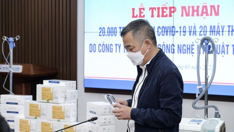 Doanh nghiệp tặng 20.000 bộ test nhanh COVID-19 và 20 máy thở cho Bệnh viện Đại học Y - Ảnh 2. Doanh nghiệp tặng 20.000 bộ test nhanh COVID-19 và 20 máy thở cho Bệnh viện Đại học Y - Ảnh 2.