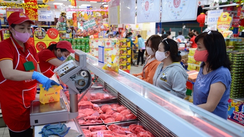 Giá xăng cao kỷ lục, siêu thị bật chế độ kềm giá - Ảnh 3. Giá xăng cao kỷ lục, siêu thị bật chế độ kềm giá - Ảnh 3.