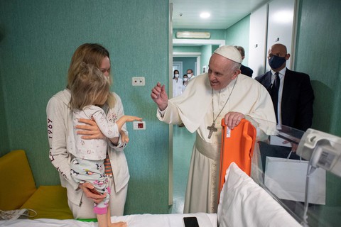 Giáo hoàng vào bệnh viện ở Vatican thăm trẻ em tị nạn Ukraine - Ảnh 1. Giáo hoàng vào bệnh viện ở Vatican thăm trẻ em tị nạn Ukraine - Ảnh 1.