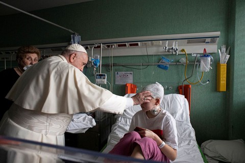 Giáo hoàng vào bệnh viện ở Vatican thăm trẻ em tị nạn Ukraine - Ảnh 2. Giáo hoàng vào bệnh viện ở Vatican thăm trẻ em tị nạn Ukraine - Ảnh 2.