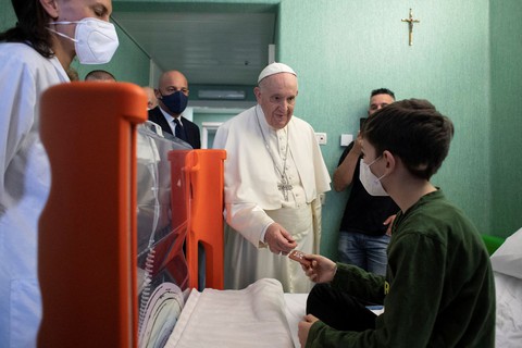 Giáo hoàng vào bệnh viện ở Vatican thăm trẻ em tị nạn Ukraine - Ảnh 3. Giáo hoàng vào bệnh viện ở Vatican thăm trẻ em tị nạn Ukraine - Ảnh 3.