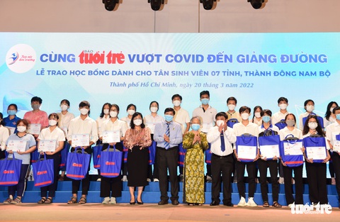 Tiếp sức đến trường trao gần 200 suất học bổng cho sinh viên khó khăn - Ảnh 15. Tiếp sức đến trường trao gần 200 suất học bổng cho sinh viên khó khăn - Ảnh 15.