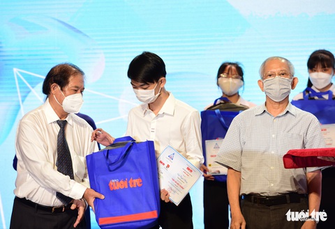 Tiếp sức đến trường trao gần 200 suất học bổng cho sinh viên khó khăn - Ảnh 9. Tiếp sức đến trường trao gần 200 suất học bổng cho sinh viên khó khăn - Ảnh 9.