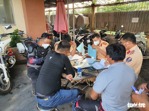 3 lớp cảnh sát giao thông TP.HCM vây bắt dàn mô tô khủng chạy tốc độ cao, vào đường cấm - Ảnh 5. 3 lớp cảnh sát giao thông TP.HCM vây bắt dàn mô tô khủng chạy tốc độ cao, vào đường cấm - Ảnh 5.