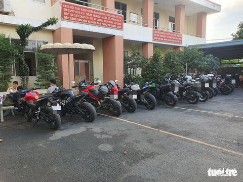 3 lớp cảnh sát giao thông TP.HCM vây bắt dàn mô tô khủng chạy tốc độ cao, vào đường cấm - Ảnh 1. 3 lớp cảnh sát giao thông TP.HCM vây bắt dàn mô tô khủng chạy tốc độ cao, vào đường cấm - Ảnh 1.