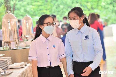 Tiếp sức đến trường trao gần 200 suất học bổng cho sinh viên khó khăn - Ảnh 6. Tiếp sức đến trường trao gần 200 suất học bổng cho sinh viên khó khăn - Ảnh 6.