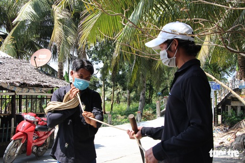 Tuyệt kỹ khinh công trong nghề rửa dừa - Ảnh 4. Tuyệt kỹ khinh công trong nghề rửa dừa - Ảnh 4.