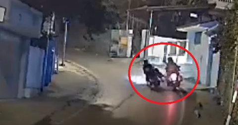 Nhóm nam sinh kẹp 3 lạng lách, đánh võng, đạp luôn xe cảnh sát giao thông - Ảnh 1. Nhóm nam sinh kẹp 3 lạng lách, đánh võng, đạp luôn xe cảnh sát giao thông - Ảnh 1.