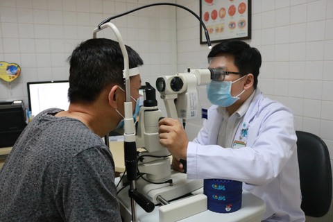 Nhiều bệnh nhân tổn thương mắt sau dịch COVID-19 - Ảnh 1. Nhiều bệnh nhân tổn thương mắt sau dịch COVID-19 - Ảnh 1.