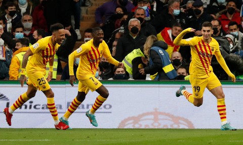 Real Madrid thảm bại 0-4 trước Barcelona ở Bernabeu - Ảnh 3. Real Madrid thảm bại 0-4 trước Barcelona ở Bernabeu - Ảnh 3.