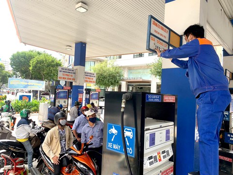 Giá xăng dầu hạ nhiệt có tương xứng? - Ảnh 1. Giá xăng dầu hạ nhiệt có tương xứng? - Ảnh 1.