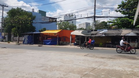 Kẻ cướp giật ở Hóc Môn bỏ lại xe máy, chạy bộ thoát thân - Ảnh 2. Kẻ cướp giật ở Hóc Môn bỏ lại xe máy, chạy bộ thoát thân - Ảnh 2.