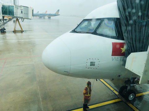 Nhiều chuyến bay đến Phú Quốc phải bay chờ 20 phút do mưa lớn - Ảnh 1. Nhiều chuyến bay đến Phú Quốc phải bay chờ 20 phút do mưa lớn - Ảnh 1.
