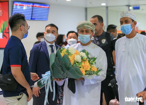 Tuyển Oman hạ cánh trễ, cầu thủ hào hứng chào CĐV Việt Nam - Ảnh 7. Tuyển Oman hạ cánh trễ, cầu thủ hào hứng chào CĐV Việt Nam - Ảnh 7.