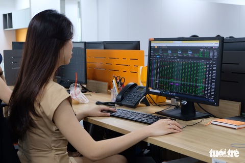 Tiền ào ạt đổ vào mua cổ phiếu ngành bảo hiểm, bất động sản - Ảnh 1. Tiền ào ạt đổ vào mua cổ phiếu ngành bảo hiểm, bất động sản - Ảnh 1.