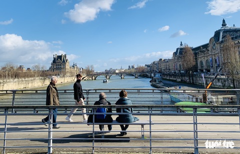 Bay đến Paris thời Omicron - Ảnh 1. Bay đến Paris thời Omicron - Ảnh 1.