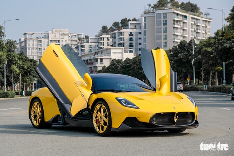 Khám phá Maserati MC20 mạ vàng độc nhất Việt Nam: Chi phí hơn 2 tỉ đồng, thi công 1.000 giờ - Ảnh 2. Khám phá Maserati MC20 mạ vàng độc nhất Việt Nam: Chi phí hơn 2 tỉ đồng, thi công 1.000 giờ - Ảnh 2.