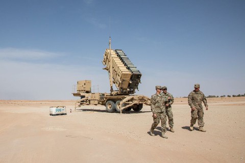 Vì sao Mỹ chuyển hệ thống đánh chặn tên lửa Patriot cho Saudi Arabia lúc này? - Ảnh 1. Vì sao Mỹ chuyển hệ thống đánh chặn tên lửa Patriot cho Saudi Arabia lúc này? - Ảnh 1.