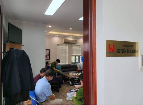 Bắt chủ tịch HĐQT Công ty phát triển nhà và xây dựng Tây Hồ - Ảnh 2. Bắt chủ tịch HĐQT Công ty phát triển nhà và xây dựng Tây Hồ - Ảnh 2.