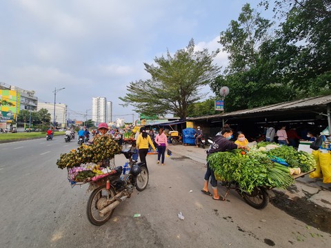 Bỏ ký lương, ra chạy chợ - Ảnh 1. Bỏ ký lương, ra chạy chợ - Ảnh 1.