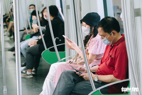 Khách đi tàu metro Cát Linh - Hà Đông tăng mạnh, có lúc phải đứng - Ảnh 4. Khách đi tàu metro Cát Linh - Hà Đông tăng mạnh, có lúc phải đứng - Ảnh 4.