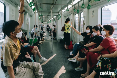 Khách đi tàu metro Cát Linh - Hà Đông tăng mạnh, có lúc phải đứng - Ảnh 1. Khách đi tàu metro Cát Linh - Hà Đông tăng mạnh, có lúc phải đứng - Ảnh 1.