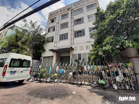 Trụ sở Liên đoàn Lao động TP Cần Thơ nứt đôi từ trên xuống, không ai dám vô - Ảnh 3. Trụ sở Liên đoàn Lao động TP Cần Thơ nứt đôi từ trên xuống, không ai dám vô - Ảnh 3.