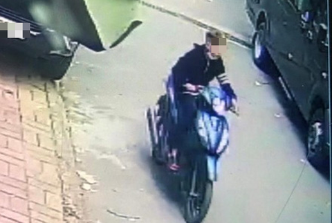 Ôtô Mercedes đậu trên lề đường quên khóa cửa bị trộm 14 tuổi lấy cả túi xách tiền - Ảnh 1. Ôtô Mercedes đậu trên lề đường quên khóa cửa bị trộm 14 tuổi lấy cả túi xách tiền - Ảnh 1.
