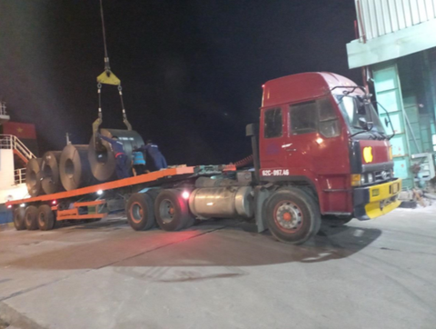 Hiệp hội Vận tải hàng hóa TP.HCM tố doanh nghiệp chở tôn, thép quá tải - Ảnh 1. Hiệp hội Vận tải hàng hóa TP.HCM tố doanh nghiệp chở tôn, thép quá tải - Ảnh 1.