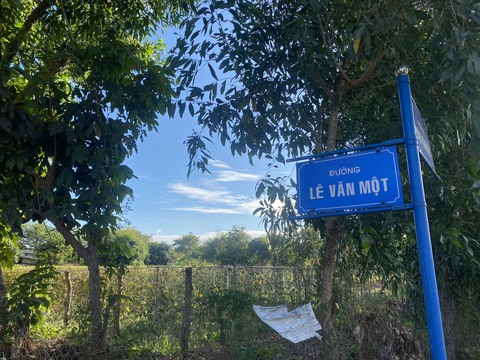 Công an làm việc với thanh niên ngồi xe rải từng cọc tiền xuống đường cho đất ăn tiền - Ảnh 3. Công an làm việc với thanh niên ngồi xe rải từng cọc tiền xuống đường cho đất ăn tiền - Ảnh 3.