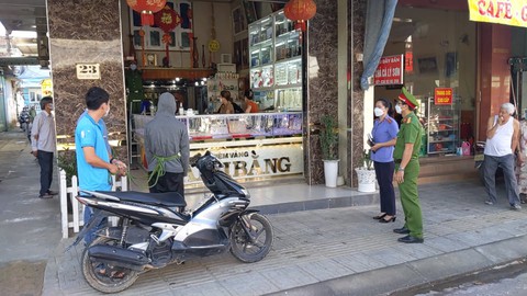 Vờ hỏi mua vàng, nam thanh niên cướp dây chuyền, lắc tay vàng - Ảnh 1. Vờ hỏi mua vàng, nam thanh niên cướp dây chuyền, lắc tay vàng - Ảnh 1.