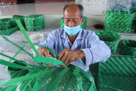 Lon gạo giúp người nghèo của ông Bảy - Ảnh 1. Lon gạo giúp người nghèo của ông Bảy - Ảnh 1.