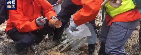 NÓNG: Trung Quốc tìm thấy hộp đen máy bay rơi, dân chúng hỏi sao nhỏ xíu - Ảnh 1. NÓNG: Trung Quốc tìm thấy hộp đen máy bay rơi, dân chúng hỏi sao nhỏ xíu - Ảnh 1.