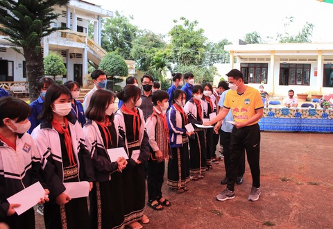 Nghĩa cử đẹp của CLB Hoàng Anh Gia Lai - Ảnh 1. Nghĩa cử đẹp của CLB Hoàng Anh Gia Lai - Ảnh 1.