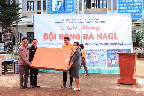 Nghĩa cử đẹp của CLB Hoàng Anh Gia Lai - Ảnh 2. Nghĩa cử đẹp của CLB Hoàng Anh Gia Lai - Ảnh 2.