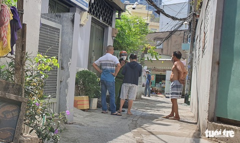 Truy bắt người tưới xăng, châm lửa đốt nhà bà con - Ảnh 2. Truy bắt người tưới xăng, châm lửa đốt nhà bà con - Ảnh 2.