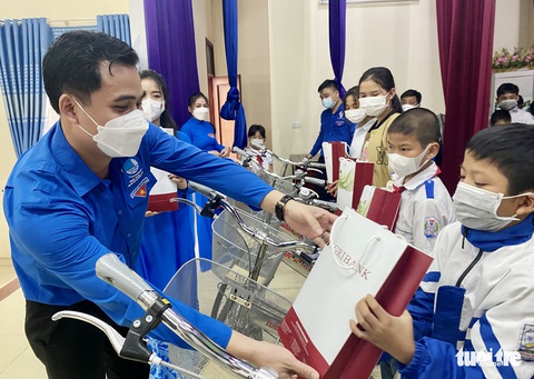 ‘Gieo mầm tri thức’ đến 250 học sinh nghèo vượt khó xứ Nghệ - Ảnh 7. ‘Gieo mầm tri thức’ đến 250 học sinh nghèo vượt khó xứ Nghệ - Ảnh 7.