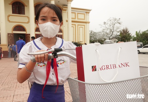 ‘Gieo mầm tri thức’ đến 250 học sinh nghèo vượt khó xứ Nghệ - Ảnh 10. ‘Gieo mầm tri thức’ đến 250 học sinh nghèo vượt khó xứ Nghệ - Ảnh 10.