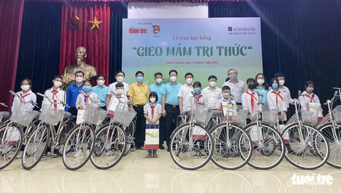 ‘Gieo mầm tri thức’ đến 250 học sinh nghèo vượt khó xứ Nghệ - Ảnh 9. ‘Gieo mầm tri thức’ đến 250 học sinh nghèo vượt khó xứ Nghệ - Ảnh 9.