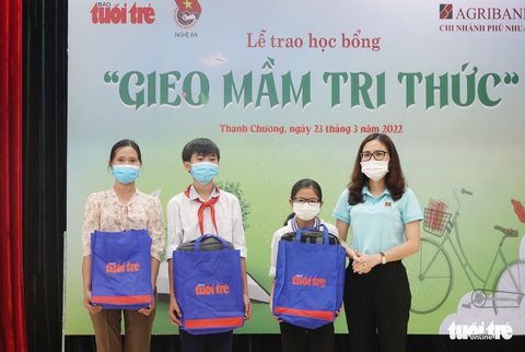 ‘Gieo mầm tri thức’ đến 250 học sinh nghèo vượt khó xứ Nghệ - Ảnh 4. ‘Gieo mầm tri thức’ đến 250 học sinh nghèo vượt khó xứ Nghệ - Ảnh 4.