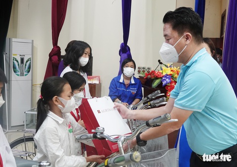 ‘Gieo mầm tri thức’ đến 250 học sinh nghèo vượt khó xứ Nghệ - Ảnh 2. ‘Gieo mầm tri thức’ đến 250 học sinh nghèo vượt khó xứ Nghệ - Ảnh 2.