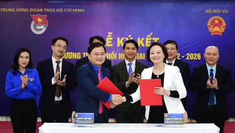 Trao 2.000 cuốn sách song ngữ về luật, chiến lược phát triển thanh niên cho Đoàn - Ảnh 1. Trao 2.000 cuốn sách song ngữ về luật, chiến lược phát triển thanh niên cho Đoàn - Ảnh 1.