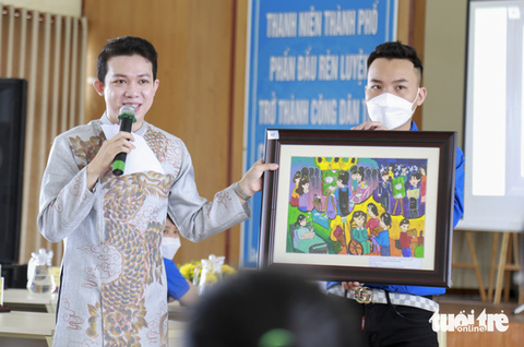 Học sinh Đà Nẵng vẽ tranh bán đấu giá giúp bạn mắc bệnh hiểm nghèo - Ảnh 1. Học sinh Đà Nẵng vẽ tranh bán đấu giá giúp bạn mắc bệnh hiểm nghèo - Ảnh 1.