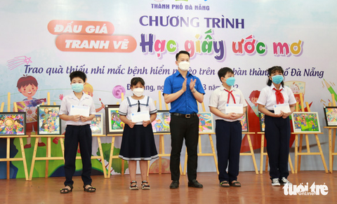 Học sinh Đà Nẵng vẽ tranh bán đấu giá giúp bạn mắc bệnh hiểm nghèo - Ảnh 2. Học sinh Đà Nẵng vẽ tranh bán đấu giá giúp bạn mắc bệnh hiểm nghèo - Ảnh 2.
